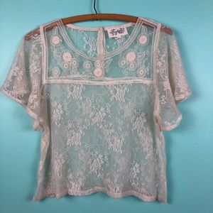 3/$10❤️Cream color lace crop top and button details